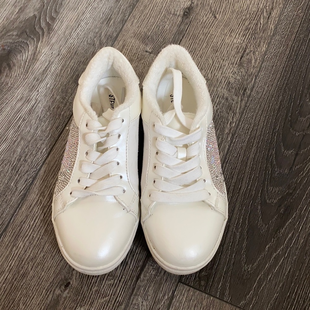 Girls Steve Madden sneaker. Never used